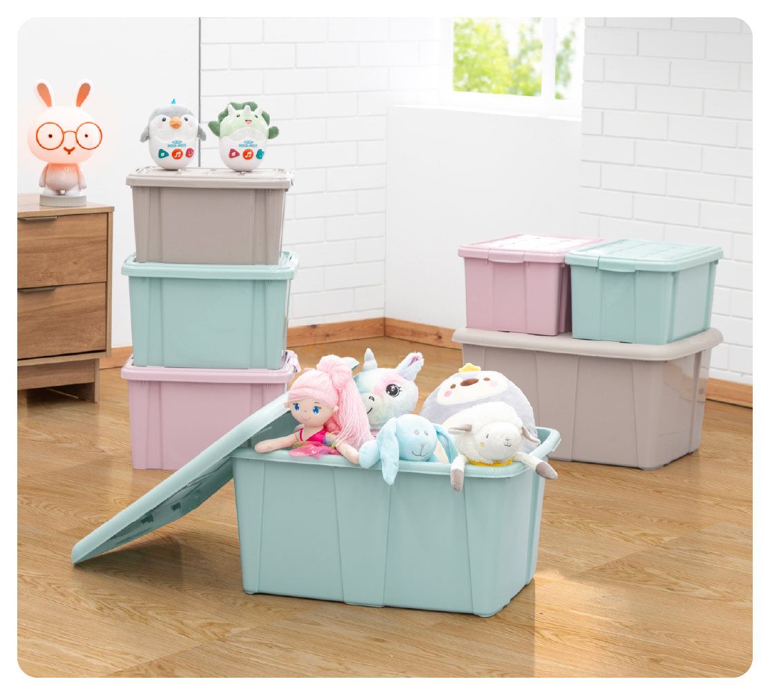 Pequeños árboles de navidad decorativos con luces