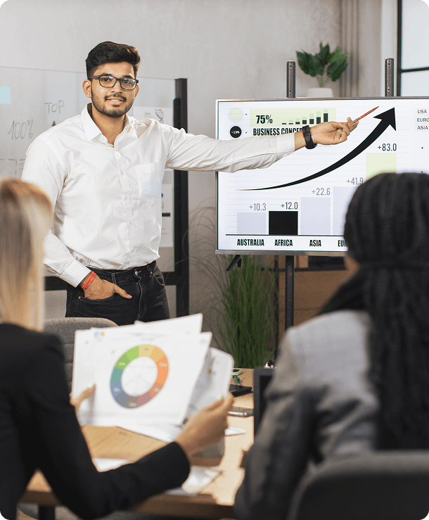 Equipo compartiendo información sobre el marketplace
