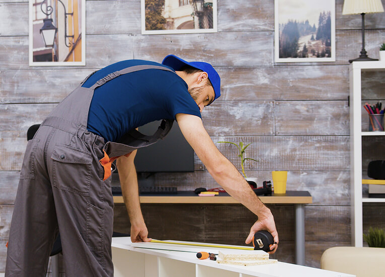 Técnico realizando instalación